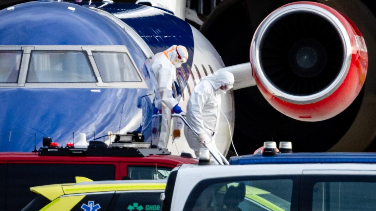 SCHIPHOL (Netherlands), 06/05/2026.- A potential Dutch patient leaves the aircraft after three medical evacuees from the cruise ship MV Hondius arrived at Schiphol-East airport in Schiphol, Netherlands, 06 May 2026. According to the World Health Organization (WHO), three suspected hantavirus case patients have been evacuated from the ship, anchored off the coast of Praia in Cape Verde, and are on their way to receive medical care in the Netherlands in coordination with WHO. (Cabo Verde, Países Bajos; Holanda) EFE/EPA/JEFFREY GROENEWEG