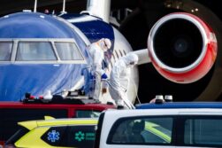 SCHIPHOL (Netherlands), 06/05/2026.- A potential Dutch patient leaves the aircraft after three medical evacuees from the cruise ship MV Hondius arrived at Schiphol-East airport in Schiphol, Netherlands, 06 May 2026. According to the World Health Organization (WHO), three suspected hantavirus case patients have been evacuated from the ship, anchored off the coast of Praia in Cape Verde, and are on their way to receive medical care in the Netherlands in coordination with WHO. (Cabo Verde, Países Bajos; Holanda) EFE/EPA/JEFFREY GROENEWEG