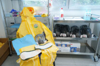 GRAFCAN3511. SANTA CRUZ DE TENERIFE, 08/05/2026.- Equipamiento de protección del personal sanitario de la Unidad de Aislamiento y Tratamiento de Alto Nivel del Hospital Universitario de La Candelaria en Santa Cruz de Tenerife. EFE/Ramón de la Rocha