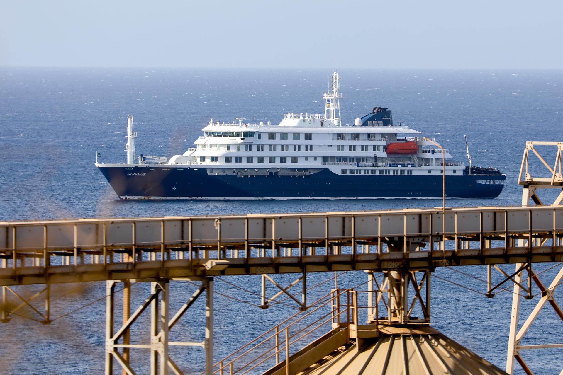 FOTODELDÍA Praia (Cabo Verde), 04/05/2026.- El crucero holandés MV Hondius se encuentra anclado frente a la costa de la ciudad de Praia, en la isla de Santiago, Cabo Verde, este lunes, tras la muerte de tres personas a bordo a causa de un síndrome respiratorio agudo. La Organización Mundial de la Salud (OMS) informó de un caso confirmado y cinco casos sospechosos adicionales de infección por hantavirus en el buque que navega en el océano Atlántico. Tres de los afectados han fallecido y uno se encuentra actualmente en cuidados intensivos en Sudáfrica. EFE/ Elton Monteiro