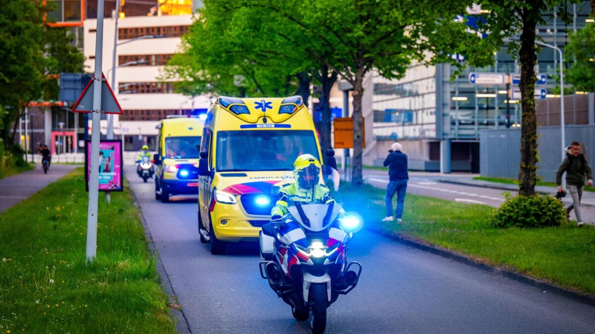LEIDEN (Netherlands), 06/05/2026.- An ambulance carrying a patient from the cruise ship MV Hondius who may be infected with the hantavirus arrives at the Leiden University Medical Center (LUMC) in Leiden, the Netherlands, 06 May 2026. The patient was admitted to the hospital following a medical evacuation flight from Cape Verde, where the cruise ship was docked. According to the World Health Organization (WHO), three suspected hantavirus case patients have been evacuated from the Dutch cruise ship MV Hondius, anchored off the coast of Praia in Cape Verde, and are on their way to receive medical care in the Netherlands in coordination with WHO. (Cabo Verde, Países Bajos; Holanda) EFE/EPA/JOSH WALET