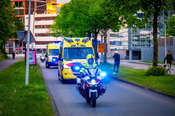 LEIDEN (Netherlands), 06/05/2026.- An ambulance carrying a patient from the cruise ship MV Hondius who may be infected with the hantavirus arrives at the Leiden University Medical Center (LUMC) in Leiden, the Netherlands, 06 May 2026. The patient was admitted to the hospital following a medical evacuation flight from Cape Verde, where the cruise ship was docked. According to the World Health Organization (WHO), three suspected hantavirus case patients have been evacuated from the Dutch cruise ship MV Hondius, anchored off the coast of Praia in Cape Verde, and are on their way to receive medical care in the Netherlands in coordination with WHO. (Cabo Verde, Países Bajos; Holanda) EFE/EPA/JOSH WALET