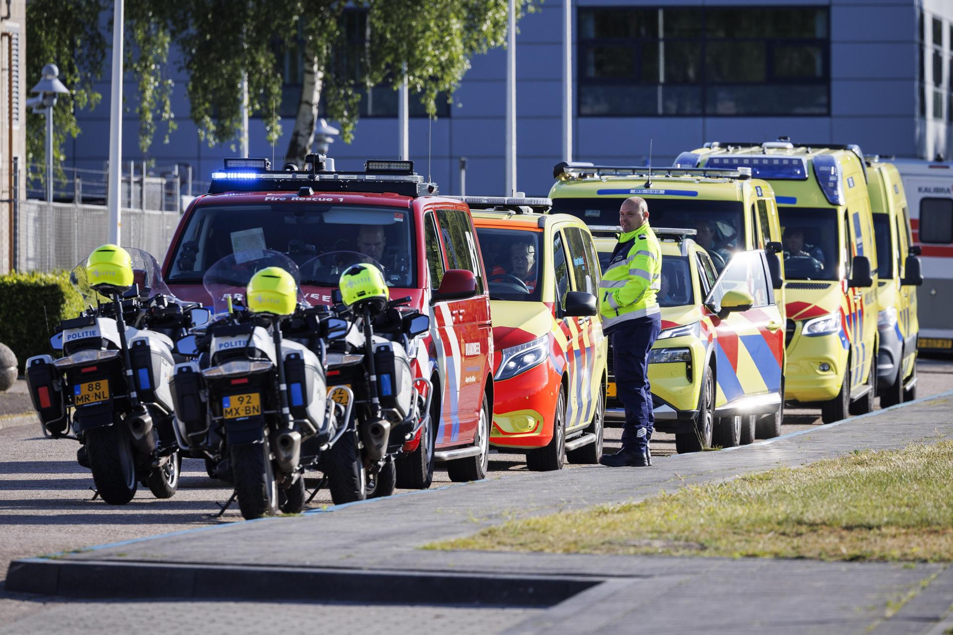 Schiphol (Netherlands), 07/05/2026.- Ambulances and police park at Schiphol airport, near Amsterdam, Netherlands, 07 May 2026. The second medical evacuation plane with a sick person on board the cruise ship MV Hondius is en route to the Netherlands. The 56-year-old man may be infected with the hantavirus. According to the World Health Organization (WHO), three suspected hantavirus case patients have been evacuated from the Dutch cruise ship MV Hondius, anchored off the coast of Cape Verde, and are on their way to receive medical care in The Netherlands in coordination with WHO. (Cabo Verde, Países Bajos; Holanda) EFE/EPA/MICHEL VAN BERGEN