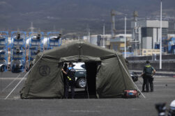 GRAFCAN3500. GRANADILLA DE ABONA (TENERIFE), 08/05/2026.- Agentes de la Guardia Civil y de la Policía Portuaria junto al puesto de mando instalado este viernes en el puerto de Granadilla con motivo de la llegada del crucero MV Hondius. EFE/ Miguel Barreto