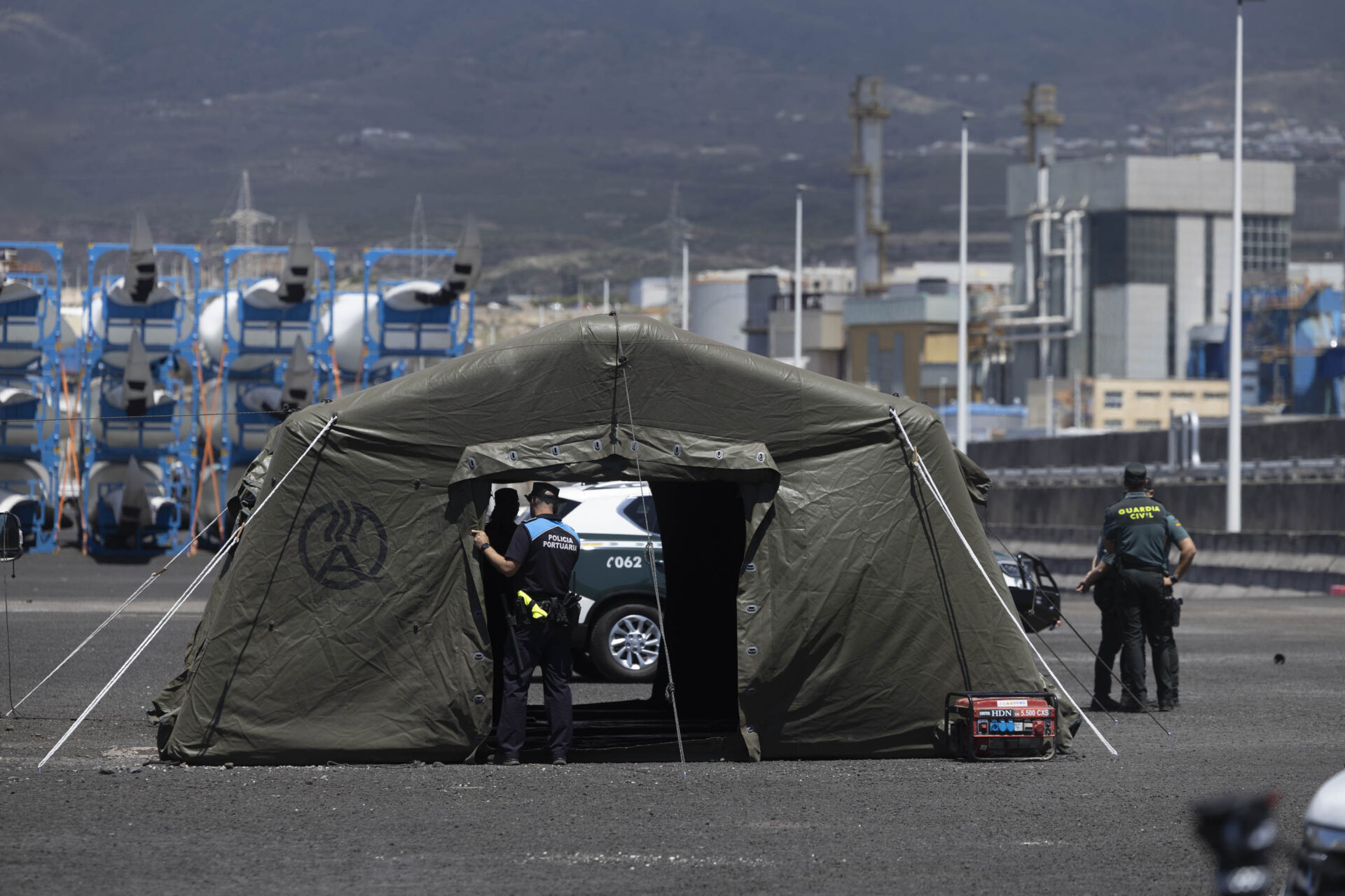 GRAFCAN3500. GRANADILLA DE ABONA (TENERIFE), 08/05/2026.- Agentes de la Guardia Civil y de la Policía Portuaria junto al puesto de mando instalado este viernes en el puerto de Granadilla con motivo de la llegada del crucero MV Hondius. EFE/ Miguel Barreto