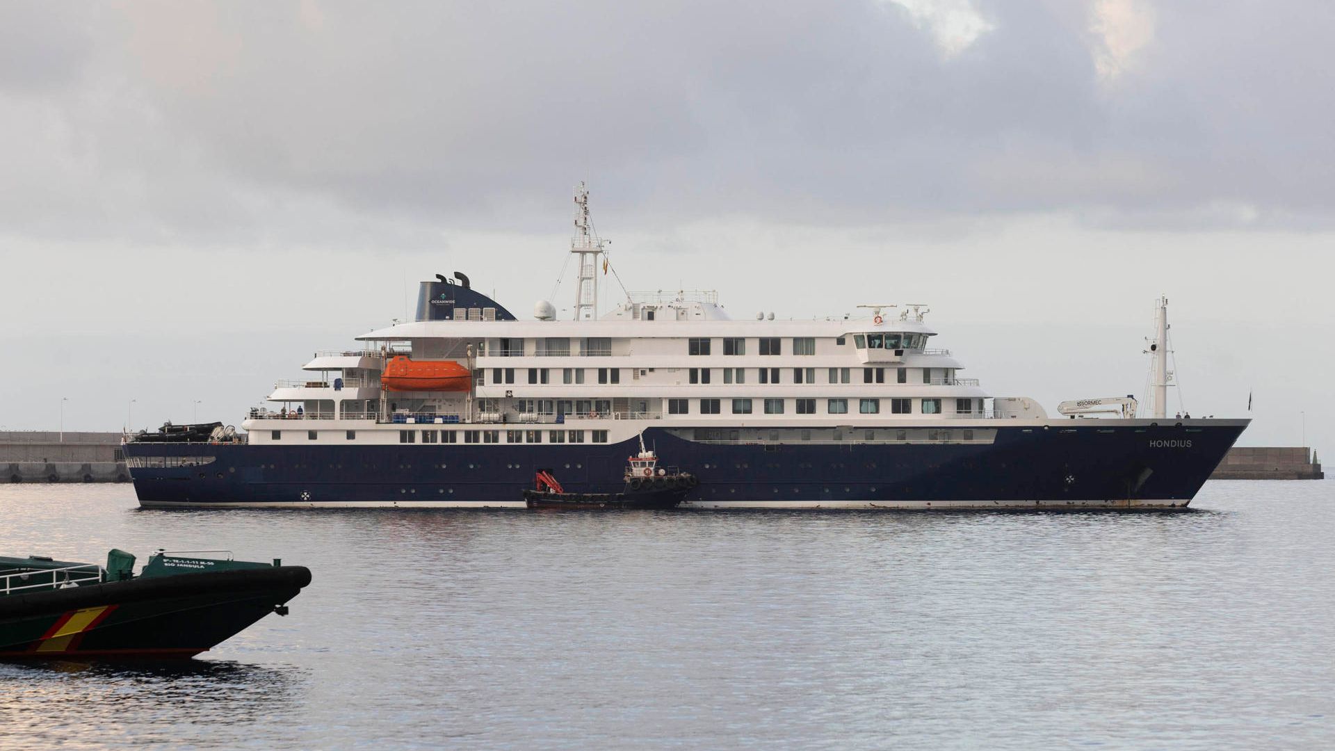El equipo de Sanidad Exterior entra en el MV Hondius.