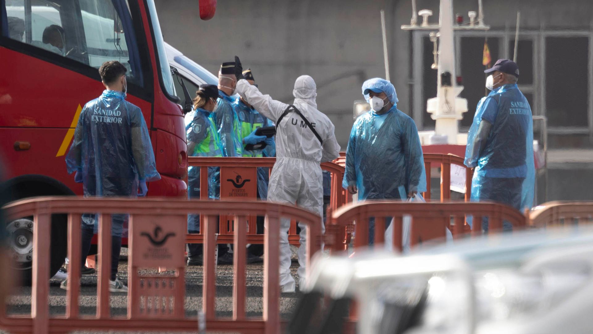 Los 14 pasajeros españoles del crucero MV Hondius y un médico de la OMS desembarcan en el puerto de Granadilla de Abona (Tenerife).