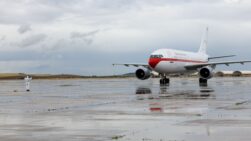 El avión con los 14 pasajeros españoles del MV Hondius aterrizando en Torrejón de Ardoz.