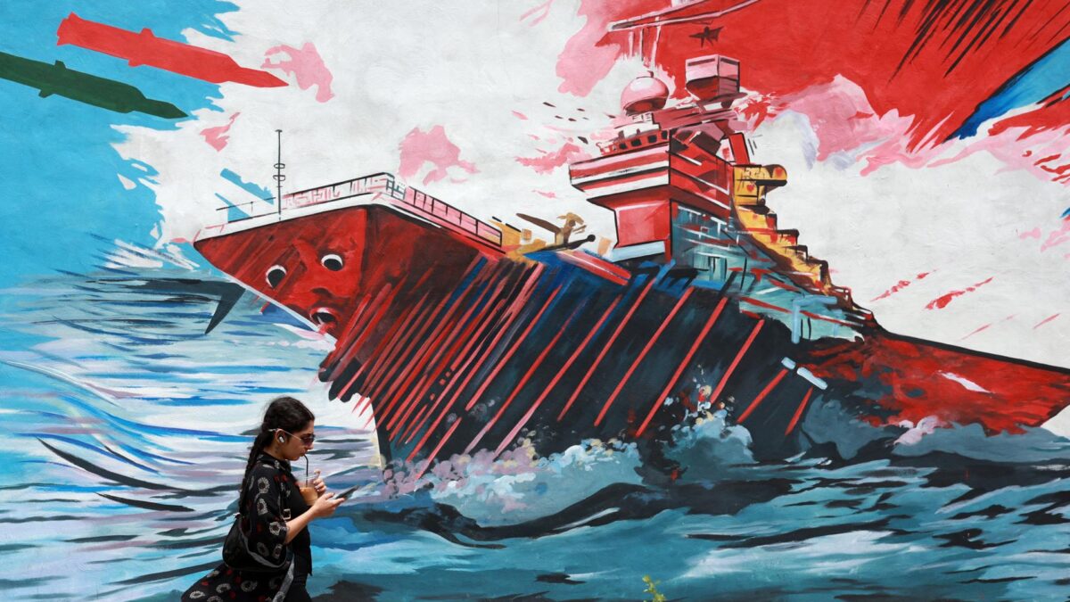 FOTODELDÍA TEHERÁN (Irán), 04/05/2026.- Una mujer iraní camina junto a un mural antiestadounidense en una calle de Teherán, Irán, este lunes. El portavoz del Ministerio de Relaciones Exteriores iraní, Esmaeil Baghaei, criticó los planes del presidente estadounidense sobre el paso de buques por el estrecho de Ormuz, un día después de que Donald Trump anunciara que Washington comenzaría a escoltar barcos a través de la vía marítima.EFE/ Abedin Taherkenareh