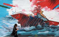 FOTODELDÍA TEHERÁN (Irán), 04/05/2026.- Una mujer iraní camina junto a un mural antiestadounidense en una calle de Teherán, Irán, este lunes. El portavoz del Ministerio de Relaciones Exteriores iraní, Esmaeil Baghaei, criticó los planes del presidente estadounidense sobre el paso de buques por el estrecho de Ormuz, un día después de que Donald Trump anunciara que Washington comenzaría a escoltar barcos a través de la vía marítima.EFE/ Abedin Taherkenareh