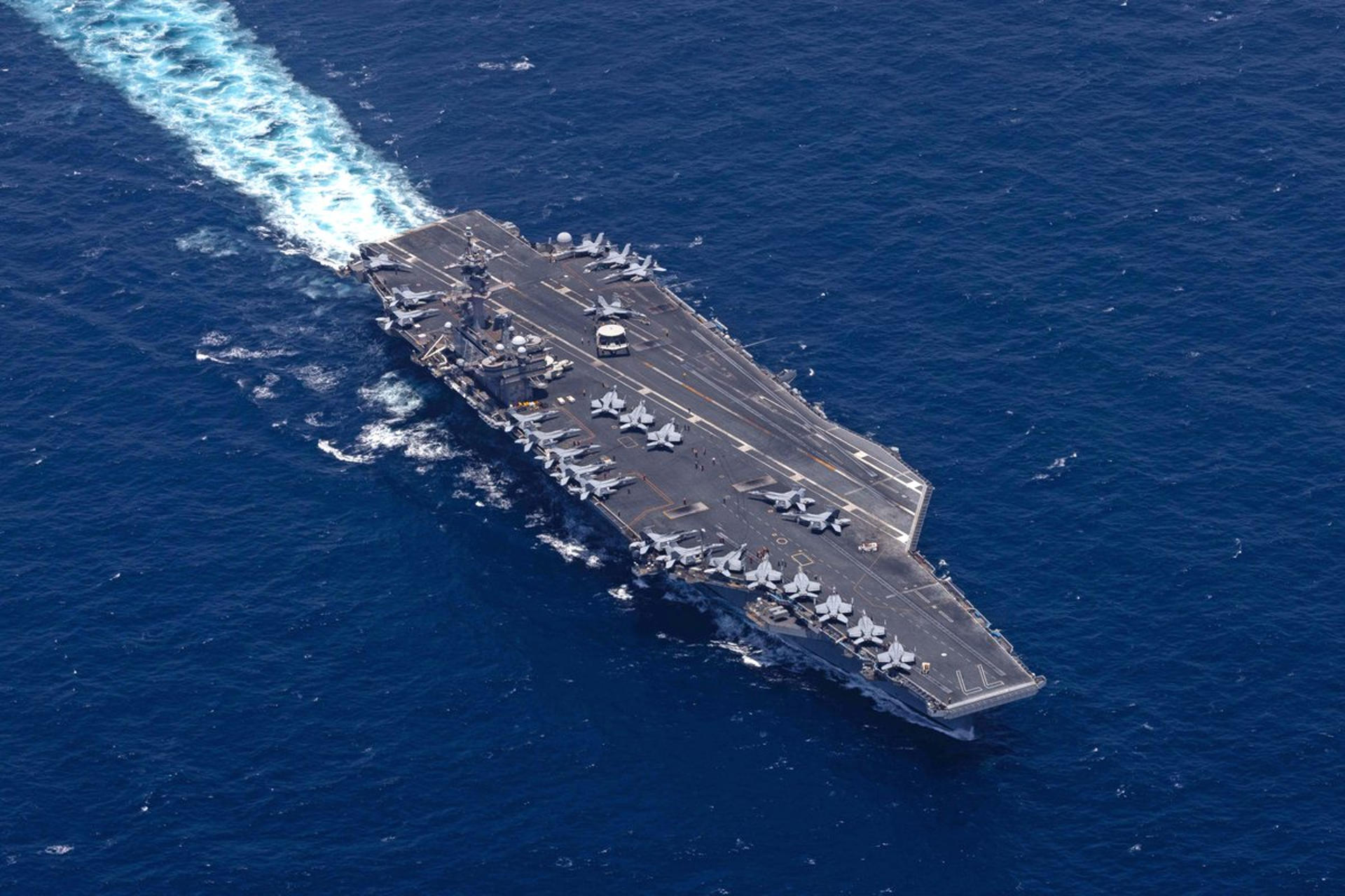 MAR ARÁBIGO, 05/05/2026.- El USS George H.W. Bush (CVN 77) navega por el mar Arábigo mientras las fuerzas estadounidenses hacen cumplir el bloqueo naval contra Irán desde el Golfo de Omán y apoyan el Proyecto Libertad en el Estrecho de Ormuz. El secretario de Guerra de Estados Unidos, Pete Hegseth, afirmó este martes que la operación para asistir el tránsito de buques por el estrecho de Ormuz es "defensiva", temporal y no busca un enfrentamiento con Irán, aunque las tropas estadounidenses están preparadas ante cualquier amenaza de Teherán. EFE/ CENTCOM - SOLO USO EDITORIAL/SOLO DISPONIBLE PARA ILUSTRAR LA NOTICIA QUE ACOMPAÑA (CRÉDITO OBLIGATORIO) -
