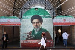 TEHRAN (Iran (Islamic Republic Of)), 06/05/2026.- Iranians walk next to a picture of Iran supreme leader Ayatollah Mojtaba Khamenei in a street in Tehran, Iran, 06 May 2026. US President Donald Trump announced pausing the operation of escorting ships through the Strait of Hormuz, hinting at progress in peace talks with Tehran. (Teherán) EFE/EPA/ABEDIN TAHERKENAREH