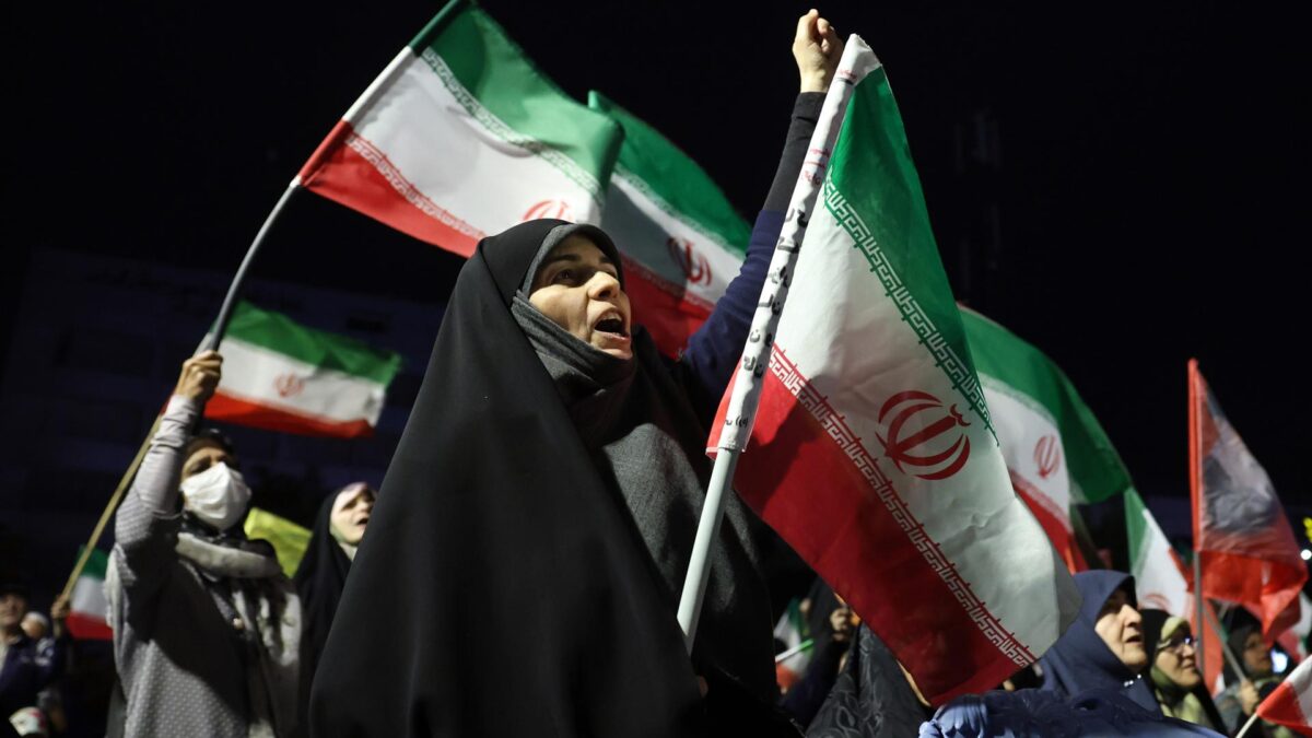 TEHRAN (Iran (Islamic Republic Of)), 29/05/2026.- Iranians hold national flags during a gathering in support of the Iranian government and against the United States and Israel in Tehran, Iran, 29 May 2026. Iranian Foreign Ministry officials stated that while diplomatic exchanges are ongoing, a political understanding has not yet been finalized. (Estados Unidos, Teherán) EFE/EPA/ABEDIN TAHERKENAREH RESTRICTIONS: NO Access Israel Media/Persian Language TV Stations Outside Iran/Strictly No Access BBC Persian/VOA Persian/Manoto TV/Iran International TV. (As mandated by Iran's Directorate General for Foreign Media) --