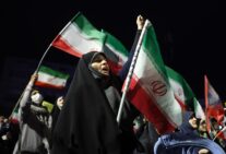 TEHRAN (Iran (Islamic Republic Of)), 29/05/2026.- Iranians hold national flags during a gathering in support of the Iranian government and against the United States and Israel in Tehran, Iran, 29 May 2026. Iranian Foreign Ministry officials stated that while diplomatic exchanges are ongoing, a political understanding has not yet been finalized. (Estados Unidos, Teherán) EFE/EPA/ABEDIN TAHERKENAREH RESTRICTIONS: NO Access Israel Media/Persian Language TV Stations Outside Iran/Strictly No Access BBC Persian/VOA Persian/Manoto TV/Iran International TV. (As mandated by Iran's Directorate General for Foreign Media) --