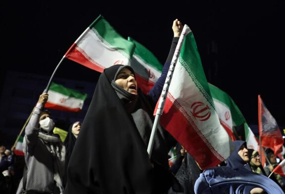 TEHRAN (Iran (Islamic Republic Of)), 29/05/2026.- Iranians hold national flags during a gathering in support of the Iranian government and against the United States and Israel in Tehran, Iran, 29 May 2026. Iranian Foreign Ministry officials stated that while diplomatic exchanges are ongoing, a political understanding has not yet been finalized. (Estados Unidos, Teherán) EFE/EPA/ABEDIN TAHERKENAREH RESTRICTIONS: NO Access Israel Media/Persian Language TV Stations Outside Iran/Strictly No Access BBC Persian/VOA Persian/Manoto TV/Iran International TV. (As mandated by Iran's Directorate General for Foreign Media) --