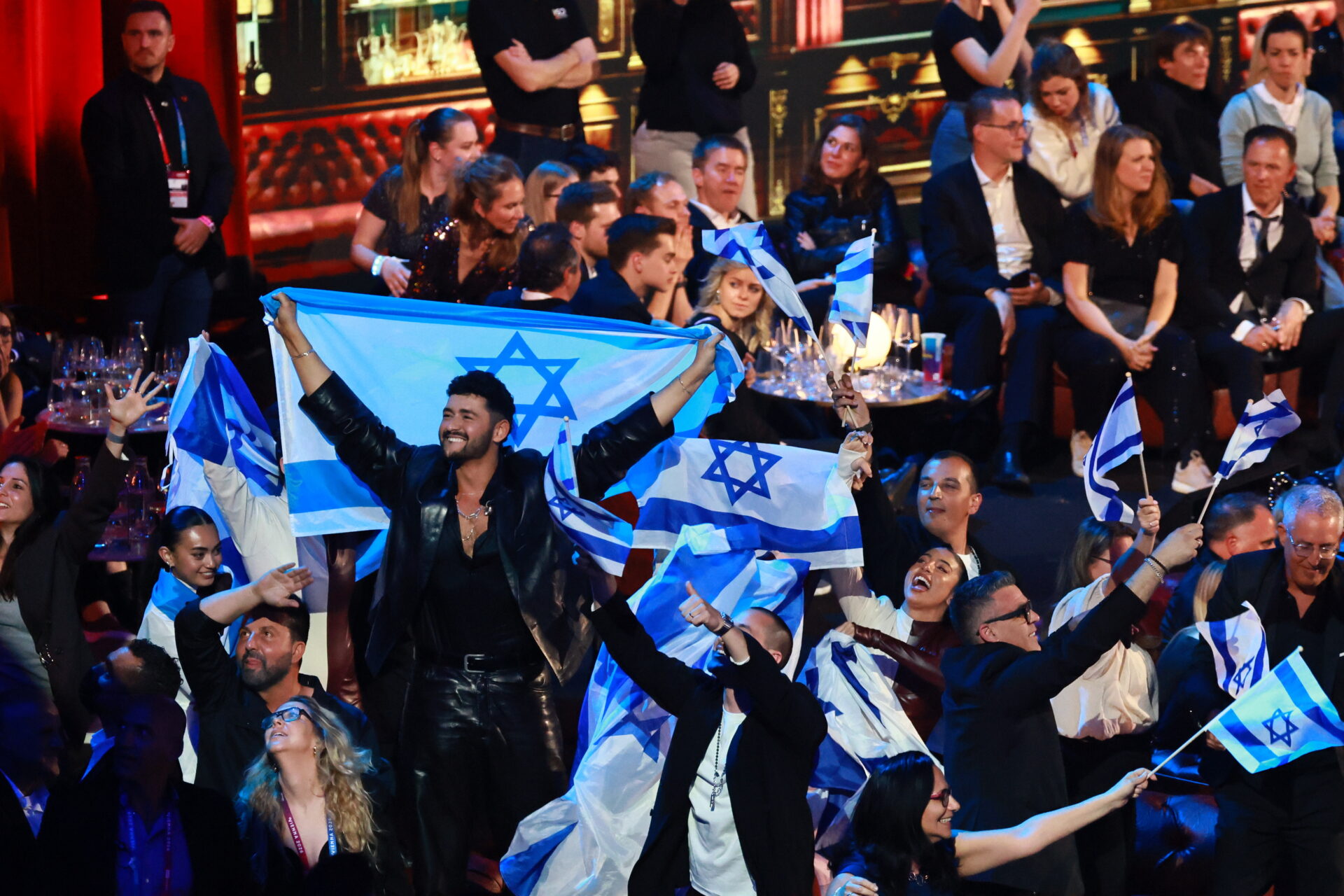 Noam Bettan, de Israel, reacciona a la segunda posición de su país en la final de Eurovisión 2026