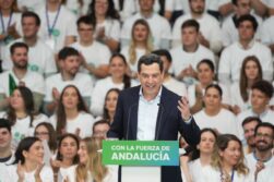 El presidente de la Junta de Andalucía, Juanma Moreno, en un acto de campaña en Málaga