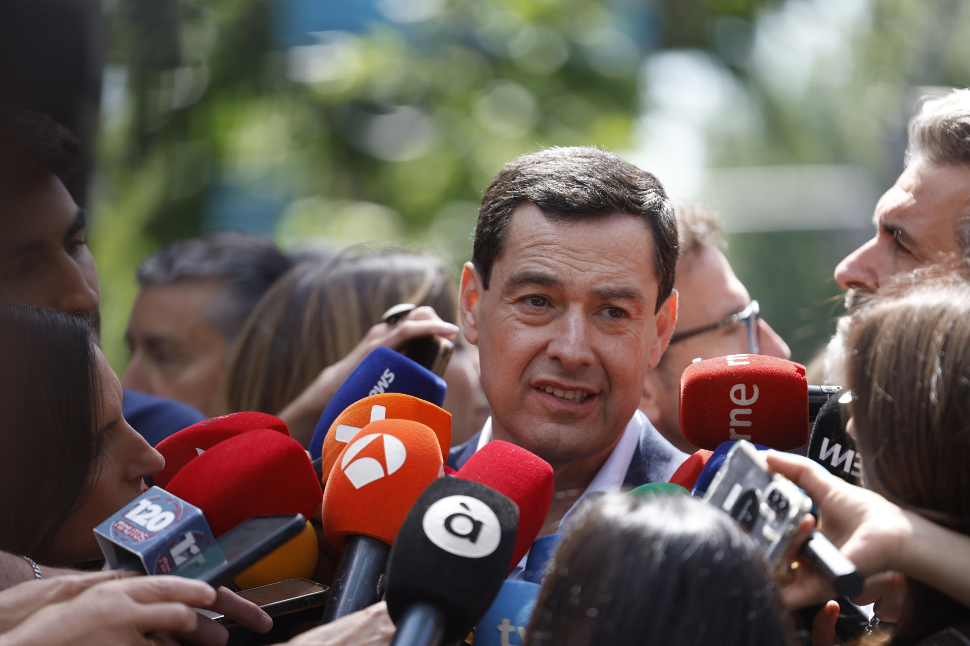 MADRID, 18/05/2026.- El presidente de la Junta de Andalucía, Juanma Moreno, candidato del PP a la reelección, atiende a la prensa a su llegada a la sede del PP en Madrid, para asistir a la Junta Directiva Nacional de su partido, un día después de las elecciones andaluzas. EFE/ Javier Lizon
