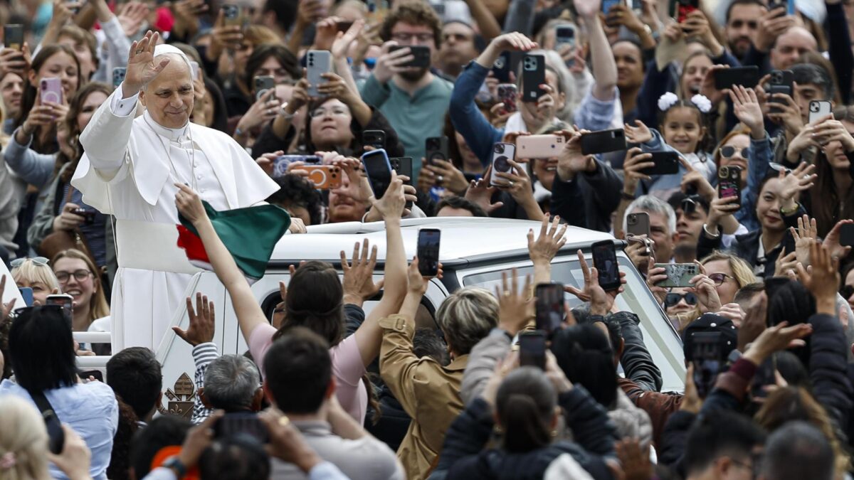 FOTODELDÍA Ciudad del Vaticano (Santa Sede), 06/05/2026.- El Papa León XIV saluda desde el papamóvil a su llegada para presidir su audiencia general semanal en la Plaza de San Pedro, Ciudad del Vaticano,este miércoles.-EFE/ Angelo Carconi
