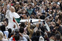 FOTODELDÍA Ciudad del Vaticano (Santa Sede), 06/05/2026.- El Papa León XIV saluda desde el papamóvil a su llegada para presidir su audiencia general semanal en la Plaza de San Pedro, Ciudad del Vaticano,este miércoles.-EFE/ Angelo Carconi