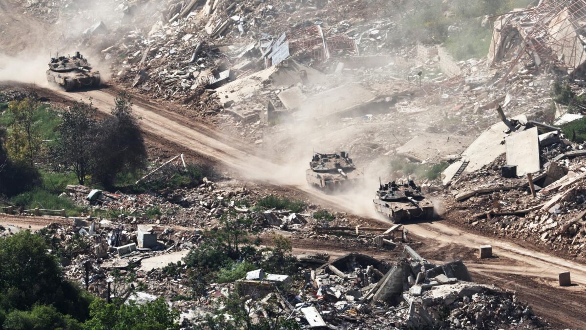Misgav Am (Israel), 08/05/2026.- Israeli troops maneuver on the Lebanese side of the border, as seen from the Upper Galilee in northern Israel, 08 May 2026, amid a ceasefire between Israel and Lebanon. (Líbano) EFE/EPA/ATEF SAFADI