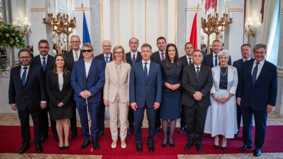 El gobierno de TISZA tras recibir sus nombramientos ministeriales en el Palacio de Sándor.