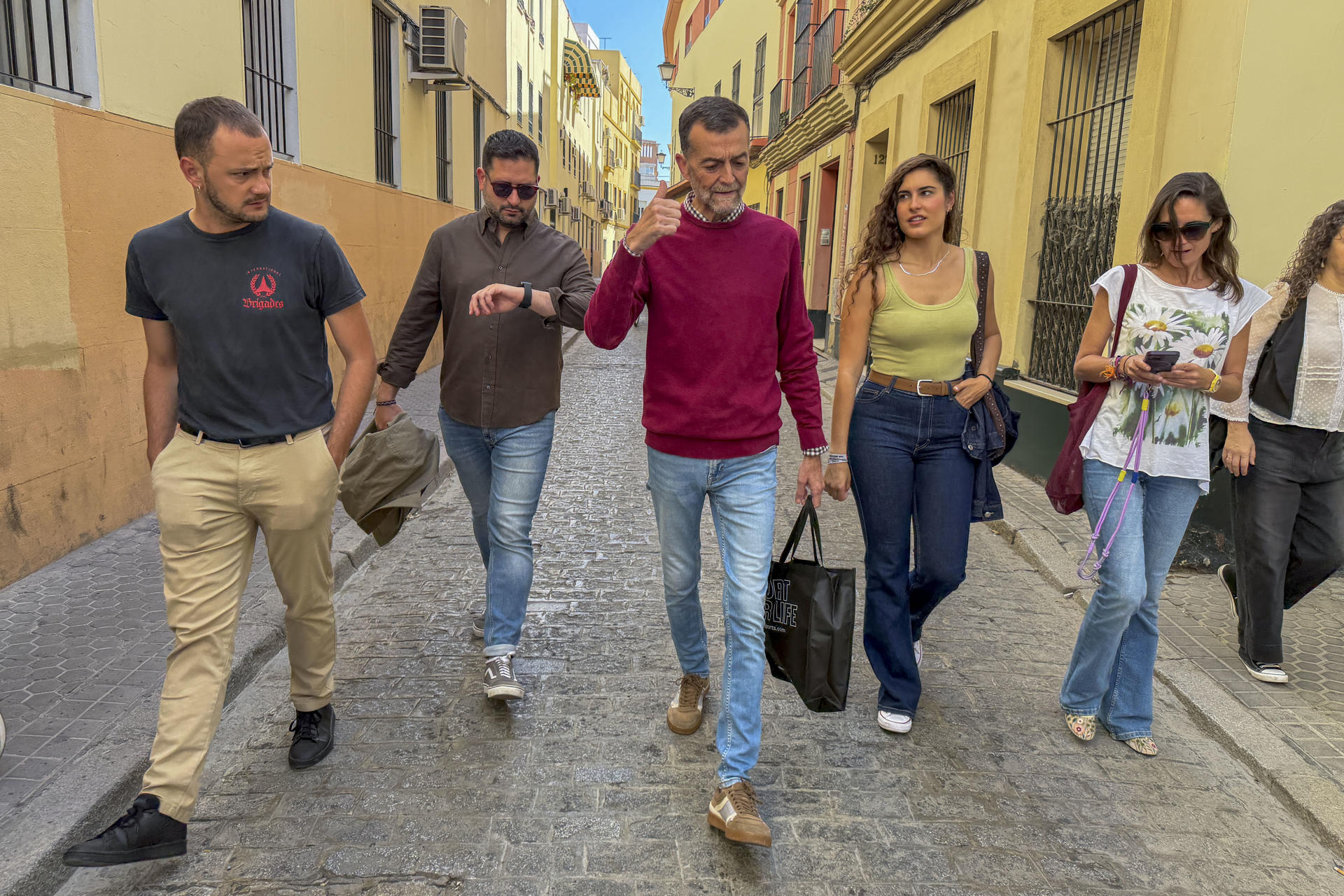 SEVILLA, 16/05/2026.- Antonio Maíllo (c), candidato de Por Andalucía, aprovecha la jornada de reflexión este sábado para pasear por el barrio sevillano de San Julián y realizar algunas compras cotidianas, además de intentar recuperar la voz, afectada tras los actos públicos. EFE/ David Arjona