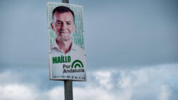 MÁLAGA, 07/05/2026.-Vista de publicidad electoral en una calle de Málaga. Las principales candidaturas que concurren al 17M apuestan en sus carteles electorales por el color verde como elemento común, aunque con matices, y se diferencian entre quienes se inclinan por los personalismos y quienes se decantan por el peso del partido.-EFE/ Gregorio Marrero