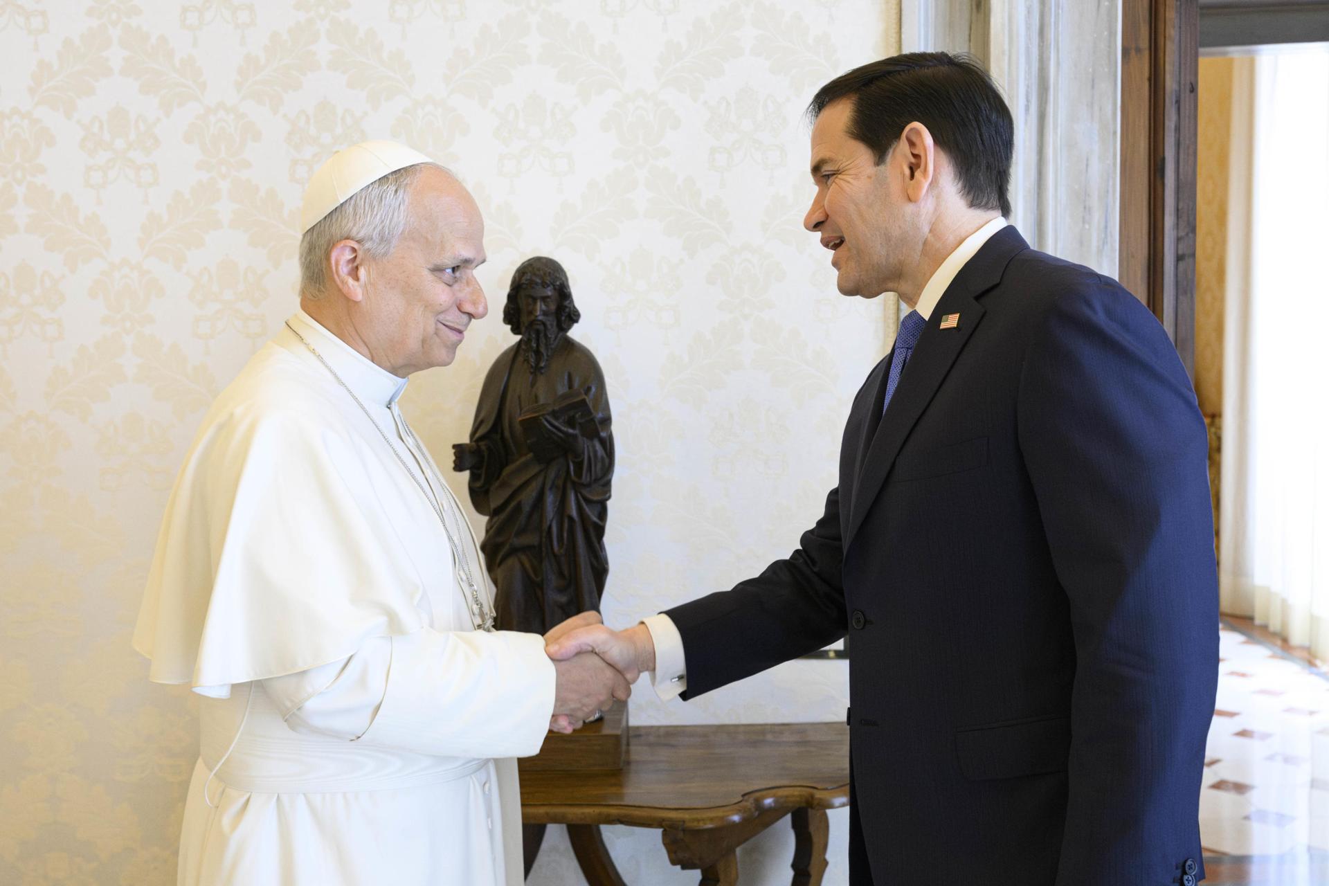 Vatican City (Vatican City State (Holy See)), 07/05/2026.- A handout picture provided by the Vatican Media shows Pope Leo XIV receiving in a private audience US Secretary of State Marco Rubio, in Vatican City, 07 May 2026. (Papa) EFE/EPA/VATICAN MEDIA HANDOUT HANDOUT EDITORIAL USE ONLY/NO SALES