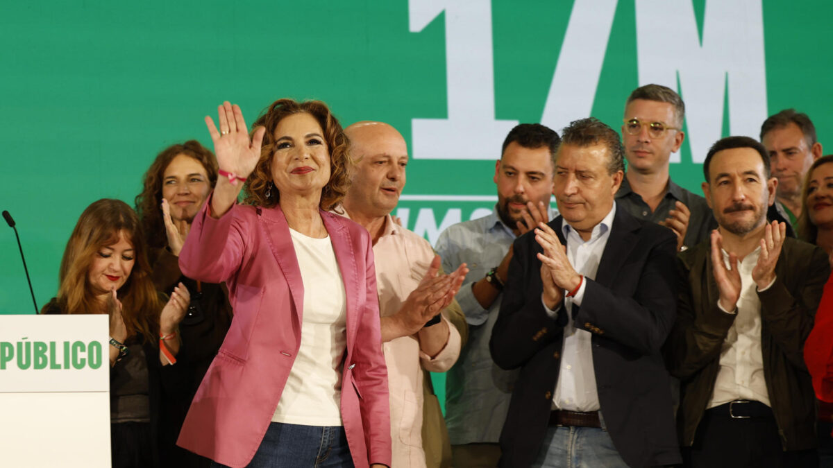 SEVILLA, 17/05/2026.- La candidata del PSOE a la presidencia de la Junta, María Jesús Montero, saluda a militantes y simpatizantes tras valorar los resultados electorales del partido este domingo en Sevilla. EFE/Julio Muñoz
