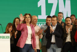 SEVILLA, 17/05/2026.- La candidata del PSOE a la presidencia de la Junta, María Jesús Montero, saluda a militantes y simpatizantes tras valorar los resultados electorales del partido este domingo en Sevilla. EFE/Julio Muñoz