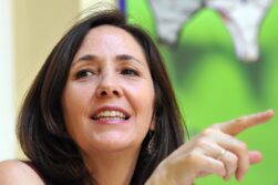 a directora del Centro Nacional de Educación Sexual de Cuba (CENSEX), la sexóloga Mariela Castro Espin, hija del presidente cubano Raúl Castro.