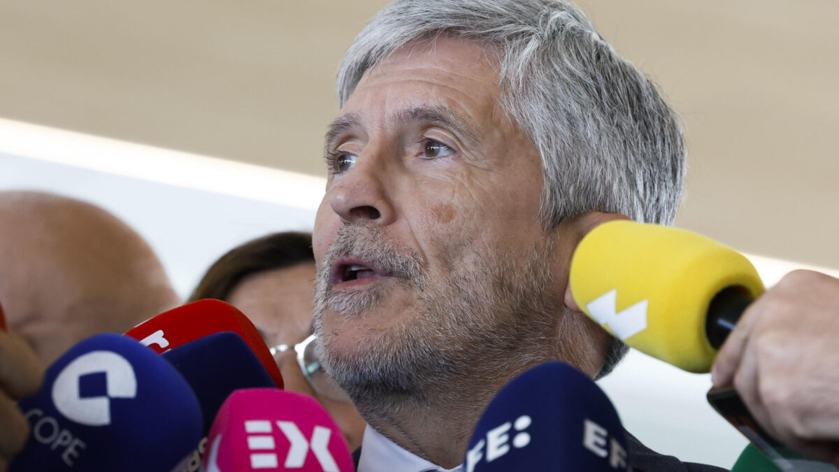MADRID, 04/05/2026.- El ministro del Interior, Fernando Grande-Marlaska atiende a la prensa tras la reunión general de coordinación del dispositivo de seguridad organizado con motivo de la visita del Papa León XIV a España, este lunes en el Centro Tecnológico de Seguridad (CETSE), en la capital. EFE/J.J.Guillen