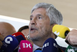 MADRID, 04/05/2026.- El ministro del Interior, Fernando Grande-Marlaska atiende a la prensa tras la reunión general de coordinación del dispositivo de seguridad organizado con motivo de la visita del Papa León XIV a España, este lunes en el Centro Tecnológico de Seguridad (CETSE), en la capital. EFE/J.J.Guillen