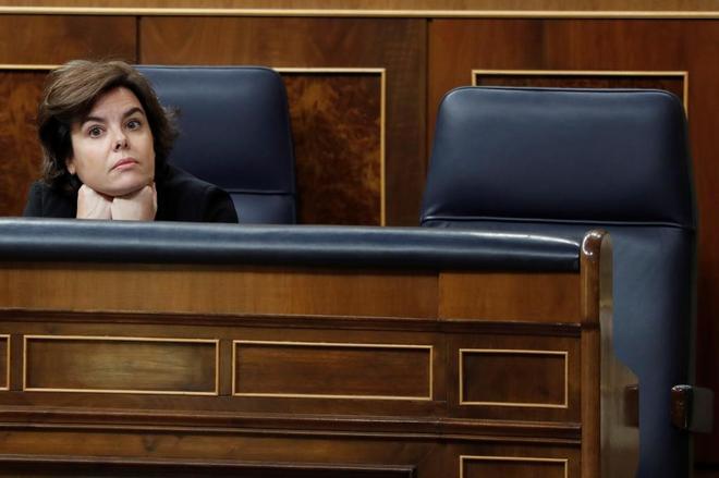Soraya Sáenz de Santamaría, junto al escaño vacío de Rajoy.