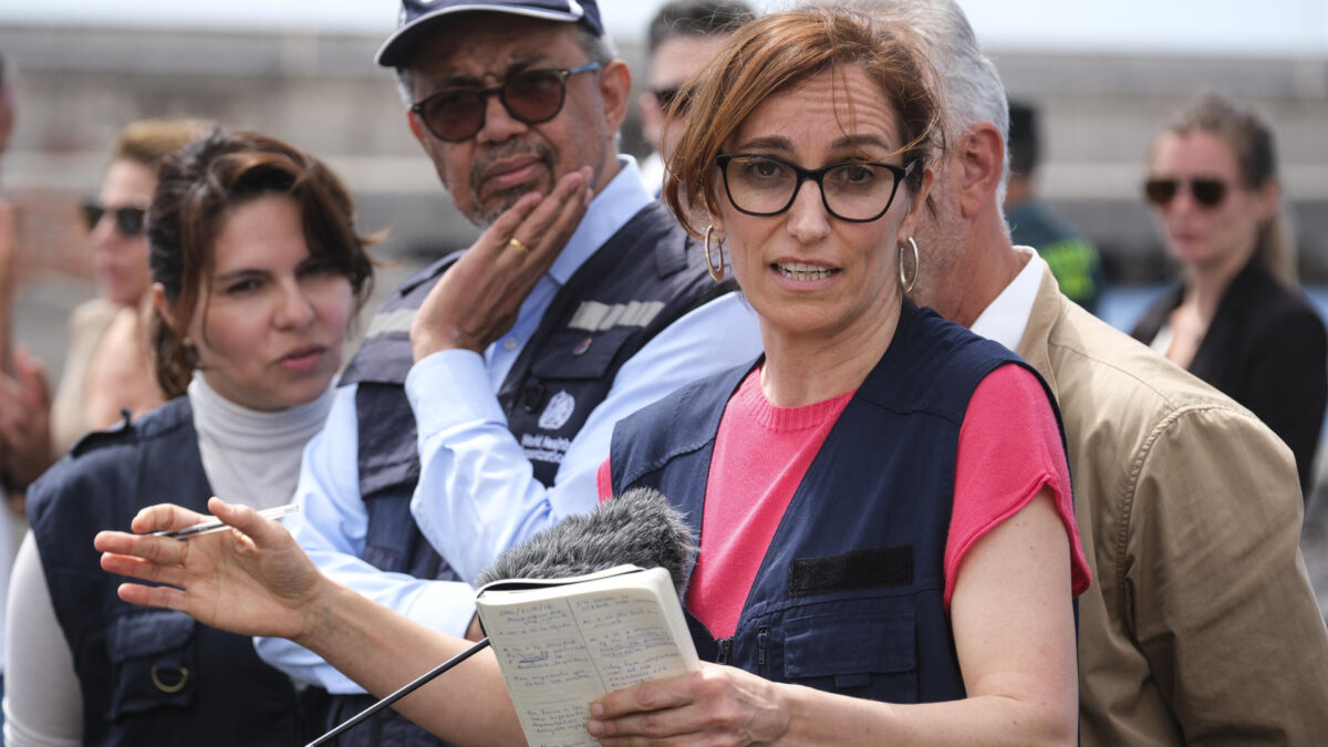 GRAFCAN3695. GRANADILLA DE ABONA (TENERIFE), 10/05/2026.- La ministra de Sanidad, Mónica García (3i), informa sobre cómo se está desarrollando la atención a los pasajeros del crucero MV Hondius en el puerto de Granadilla de Abona, acompañada por el ministro de Política Territoria, Ángel Víctor Torres (1d); el director general de la Organización Mundial de la Salud (OMS), Tedros Adhanom Ghebreyesus (2i); y la jefa de la unidad de enfermedades emergentes de este organismo internacional, Diana Rojas (i). EFE/Alberto Valdés