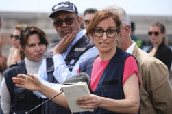 GRAFCAN3695. GRANADILLA DE ABONA (TENERIFE), 10/05/2026.- La ministra de Sanidad, Mónica García (3i), informa sobre cómo se está desarrollando la atención a los pasajeros del crucero MV Hondius en el puerto de Granadilla de Abona, acompañada por el ministro de Política Territoria, Ángel Víctor Torres (1d); el director general de la Organización Mundial de la Salud (OMS), Tedros Adhanom Ghebreyesus (2i); y la jefa de la unidad de enfermedades emergentes de este organismo internacional, Diana Rojas (i). EFE/Alberto Valdés