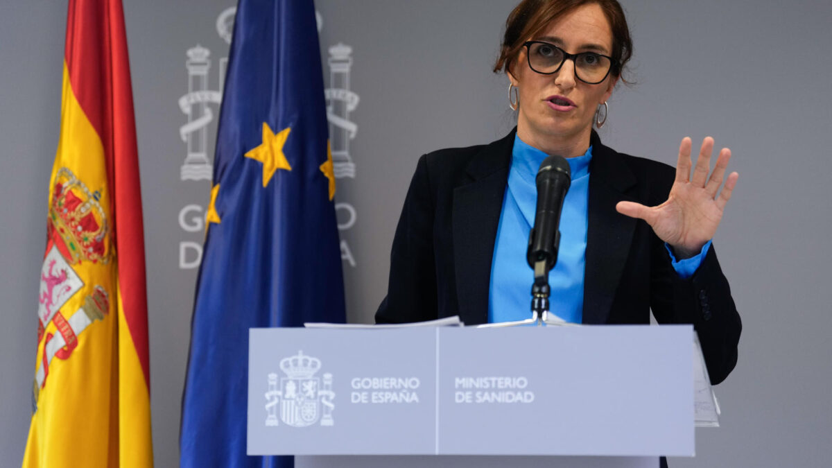 MADRID, 09/05/2026.- La ministra de Sanidad, Mónica García, durante la rueda de prensa ofrecida junto al ministro de Interior, Fernando Grande-Marlaska, este sábado en la sede del ministerio, en Madrid. EFE/Borja Sánchez-Trillo