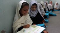 Niñas afganas asisten a una escuela femenina de primaria en Kandahar, Afganistán.