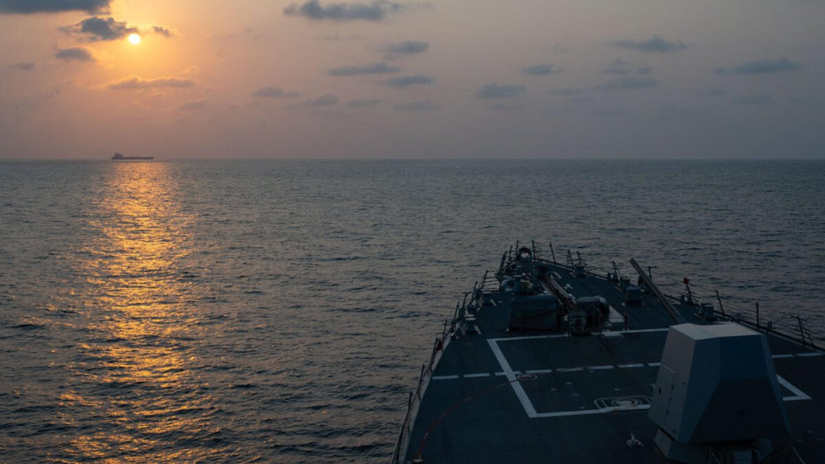 ORMUZ, 05/05/2026.- El destructor de misiles guiados USS Pinckney (DDG 91) observa un buque mercante mientras patrulla aplicando el bloqueo de Estados Unidos contra Irán. Dos buques de guerra de EE.UU. lograron atravesar el estrecho de Ormuz e ingresar al golfo Pérsico este lunes, pese a un ataque coordinado con drones, misiles y pequeñas embarcaciones, atribuido a Irán. EFE/ CENTCOM - SOLO USO EDITORIAL/SOLO DISPONIBLE PARA ILUSTRAR LA NOTICIA QUE ACOMPAÑA (CRÉDITO OBLIGATORIO) -
