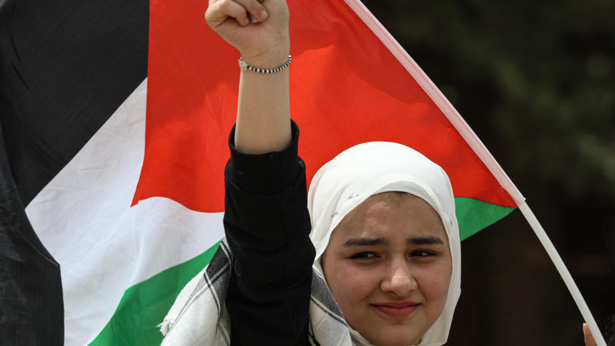 RAMALA (GAZA Y CISJORDANIA), 12/05/2026.- Cientos de palestinos participaron este martes en una marcha en la ciudad de Ramala, Cisjordania ocupada, en recuerdo de los 78 años desde la Nakba ('catástrofe', en árabe), que marca la huida o expulsión durante la guerra de 1948 de unos 750.000 palestinos, dos tercios de quienes vivían en el territorio que acababa de convertirse en Israel. EFE/ Magda Gibelli