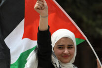 RAMALA (GAZA Y CISJORDANIA), 12/05/2026.- Cientos de palestinos participaron este martes en una marcha en la ciudad de Ramala, Cisjordania ocupada, en recuerdo de los 78 años desde la Nakba ('catástrofe', en árabe), que marca la huida o expulsión durante la guerra de 1948 de unos 750.000 palestinos, dos tercios de quienes vivían en el territorio que acababa de convertirse en Israel. EFE/ Magda Gibelli