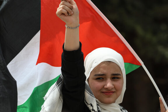 RAMALA (GAZA Y CISJORDANIA), 12/05/2026.- Cientos de palestinos participaron este martes en una marcha en la ciudad de Ramala, Cisjordania ocupada, en recuerdo de los 78 años desde la Nakba ('catástrofe', en árabe), que marca la huida o expulsión durante la guerra de 1948 de unos 750.000 palestinos, dos tercios de quienes vivían en el territorio que acababa de convertirse en Israel. EFE/ Magda Gibelli