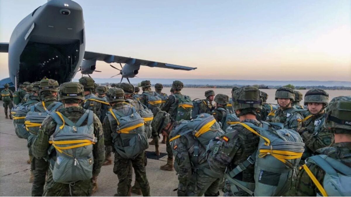 La BRIPAC preparando un salto masivo desde un A400M
