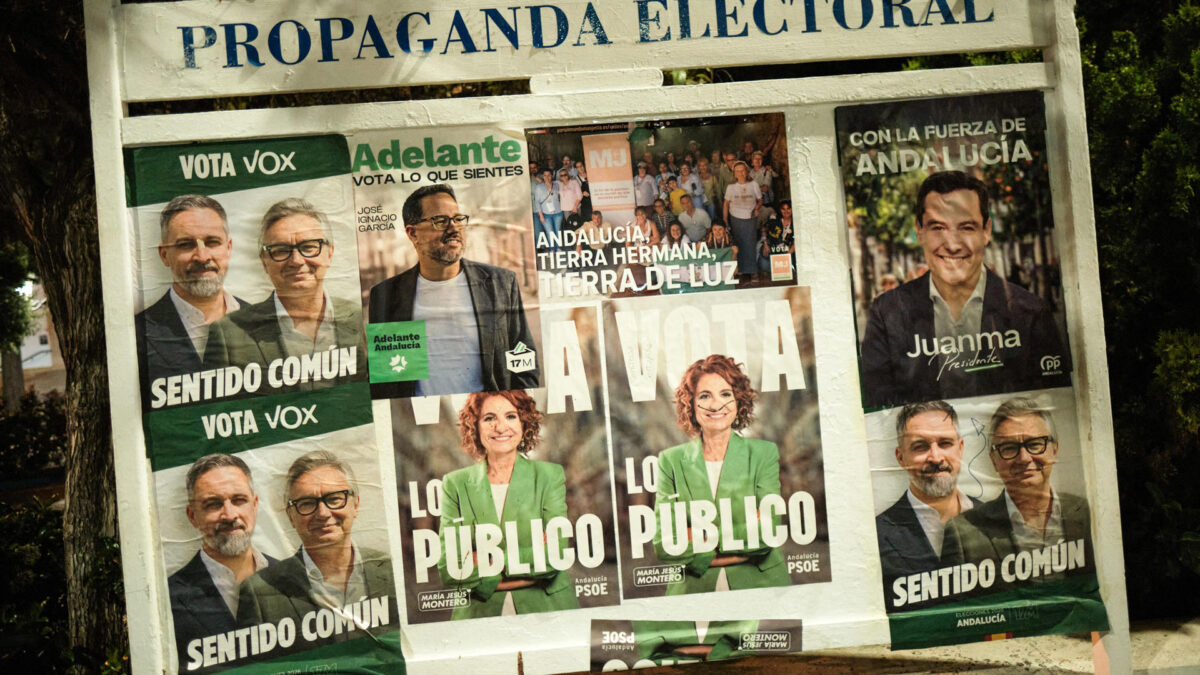 FOTODELDÍA MÁLAGA, 07/05/2026.-Vista de publicidad electoral en una calle de Málaga. Las principales candidaturas que concurren al 17M apuestan en sus carteles electorales por el color verde como elemento común, aunque con matices, y se diferencian entre quienes se inclinan por los personalismos y quienes se decantan por el peso del partido.-EFE/ Gregorio Marrero