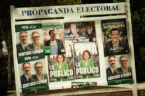 FOTODELDÍA MÁLAGA, 07/05/2026.-Vista de publicidad electoral en una calle de Málaga. Las principales candidaturas que concurren al 17M apuestan en sus carteles electorales por el color verde como elemento común, aunque con matices, y se diferencian entre quienes se inclinan por los personalismos y quienes se decantan por el peso del partido.-EFE/ Gregorio Marrero