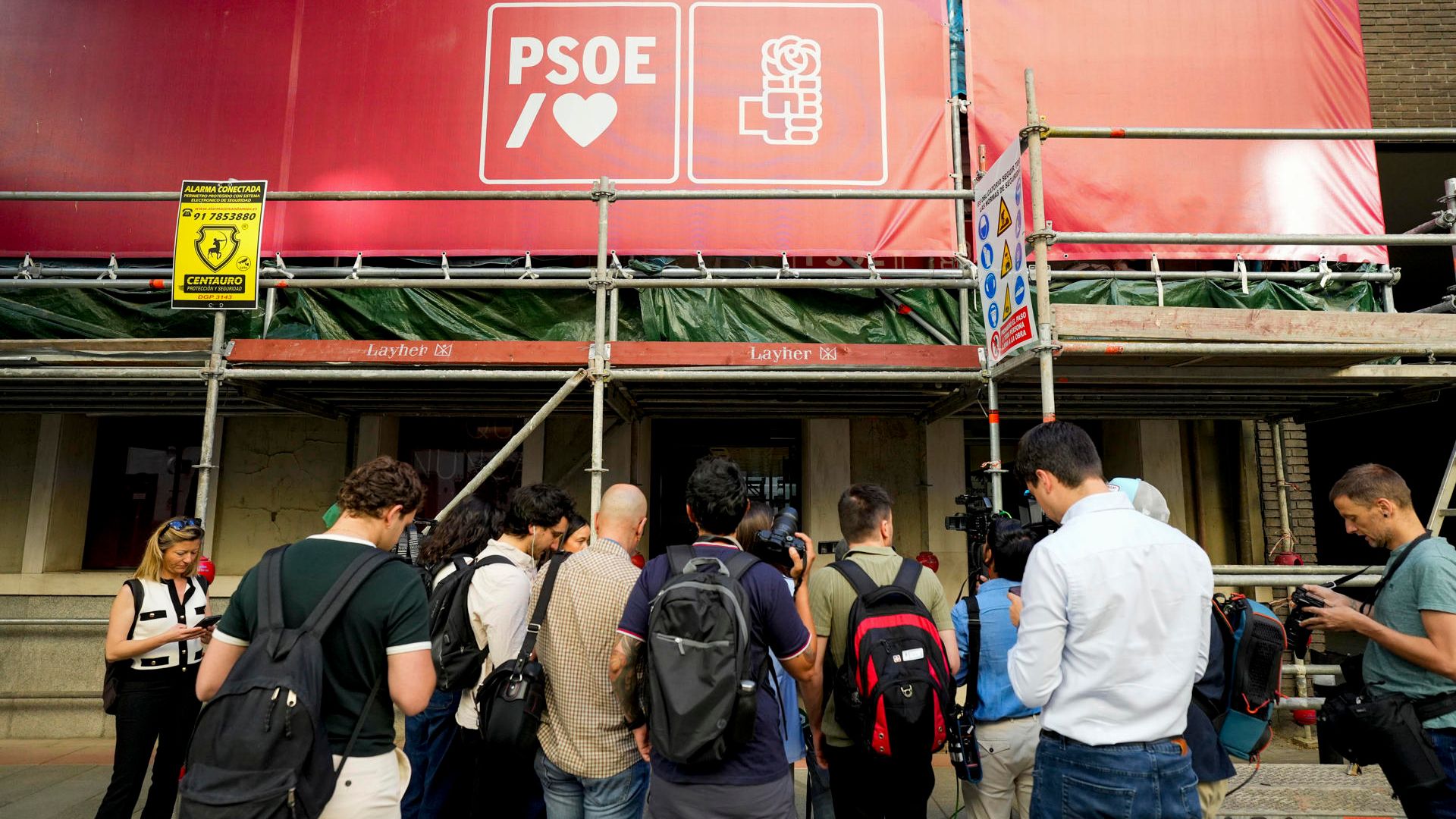 Periodistas en la sede del PSOE en la madrileña calle Ferraz