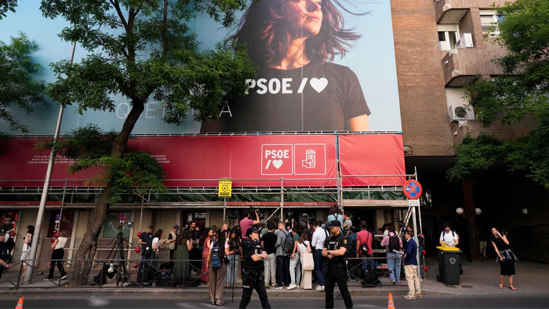Periodistas en la sede del PSOE en la madrileña calle Ferraz.
