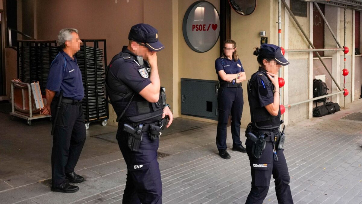 Policías en la sede del PSOE en la madrileña calle Ferraz.