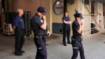 Policías en la sede del PSOE en la madrileña calle Ferraz.